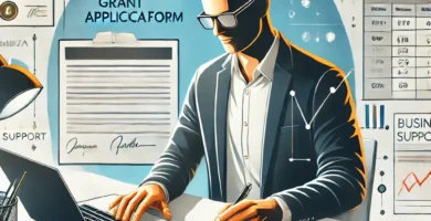 OBRAZEK MĘŻCZYZNY WYKONUJĄCEGO OBLICZENIA NA LAPTOPIE, WOKÓŁ KTÓREGO MAJĄ DOKUMENTY