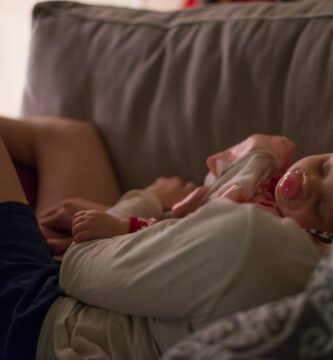 Obraz matki i jej syna leżących w napoju gazowanym