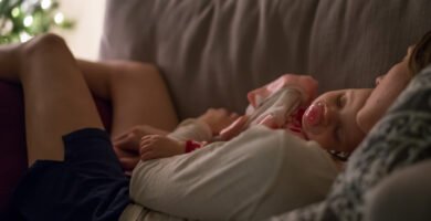 Obraz matki i jej syna leżących w napoju gazowanym