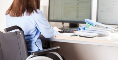 Zdjęcie przedstawiające osobę niepełnosprawną poruszającą się na wózku inwalidzkim.