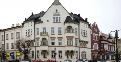 Zdjęcie budynku publicznego w mieście